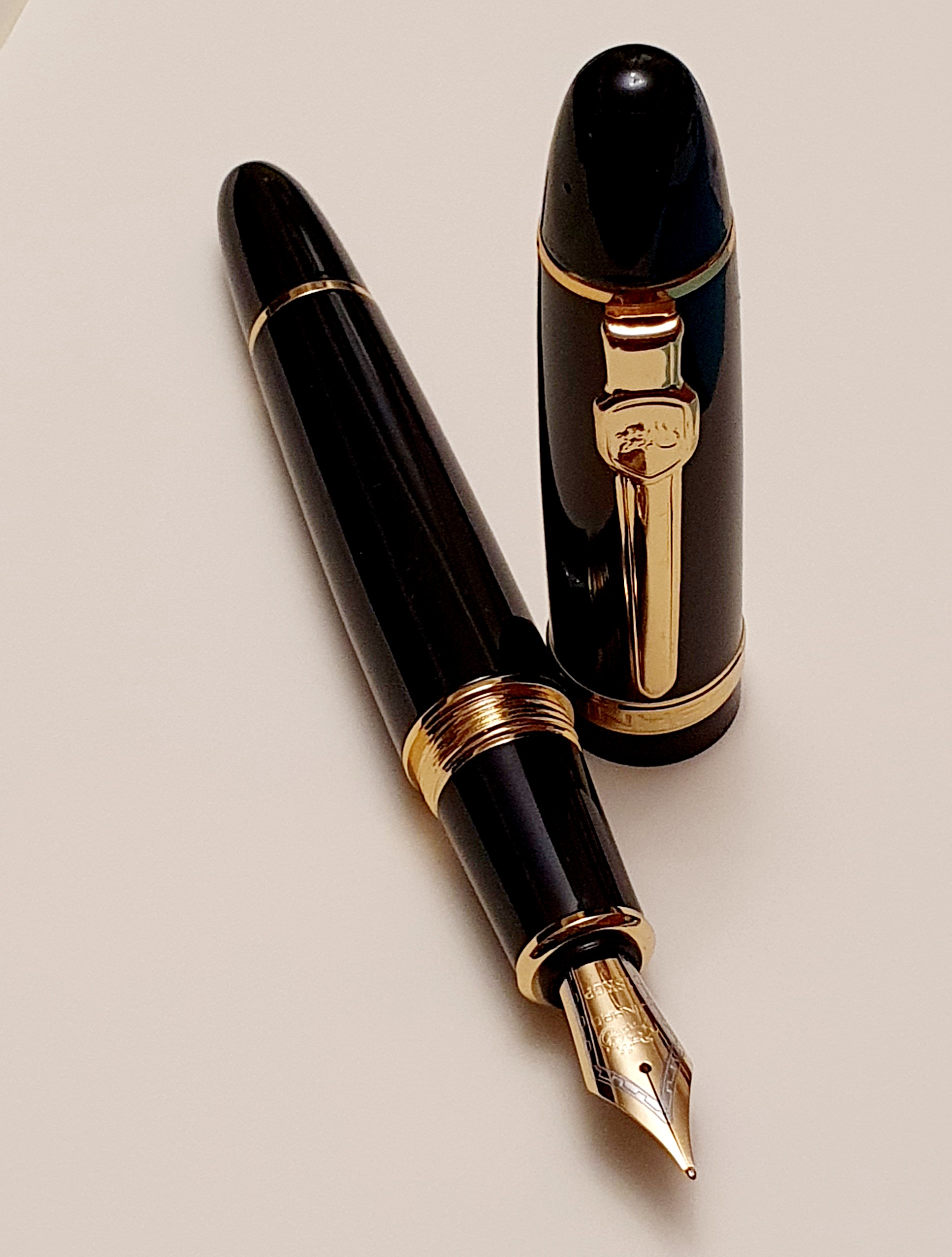 Jinhao No 159 Lacquered White Fine Fountain Pen with Gold Plated Trim 